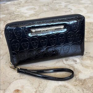 Betsey Johnson Black Skulls Zip Around Wristlet Wallet